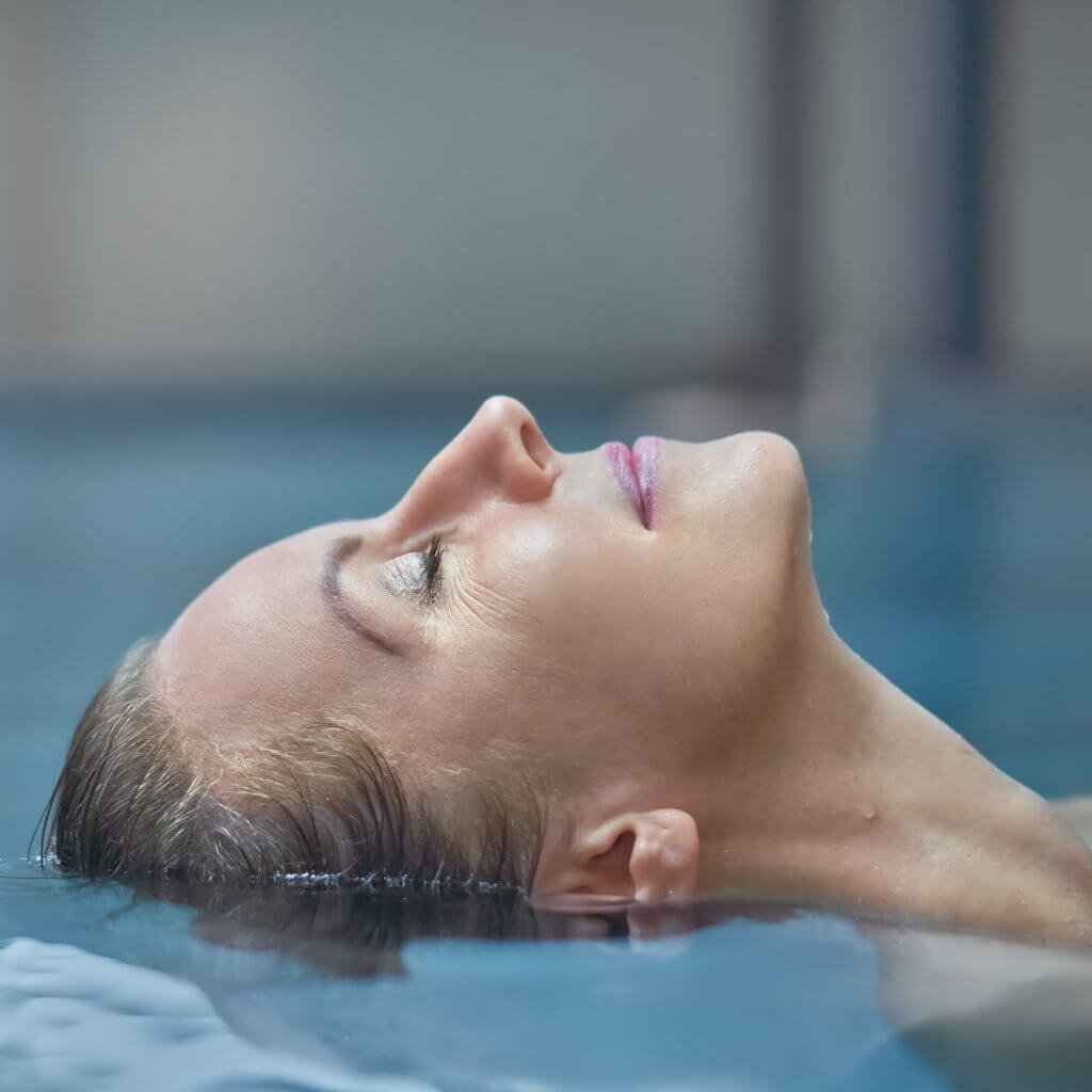 Žena relaxující ve vodě během lázeňského pobytu v Lázních Bělohrad Žena relaxující ve vodě během lázeňského pobytu v Lázních Bělohrad